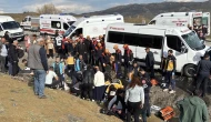 Sivas'ta faciadan dönüldü: Öğretmenleri taşıyan minibüs kaza yaptı! Çok sayıda yaralı var