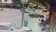 Antalya'da motosikletli kadına çarpıp kaçtılar: Kaza anı kamerada