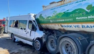 Antalya'da tur minibüsü sulama tankerine çarptı: 2'si ağır 6 yaralı!