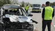 Afyonkarahisar'da otomobil, tıra çarptı: Ölü ve yaralılar var!