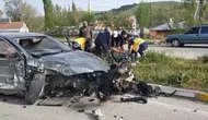Sivas'ta korkunç kaza! Otomobil hurdaya döndü