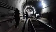 Metroda dehşet anları: Vagonu ateşe verdi!