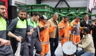 Sultangazi Belediye Başkanı Dursun'dan işçilerle birlikte halay!
