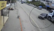 Hatay'da hafriyat kamyonunun otomobili önüne aldığı anlar kamerada!