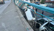 Gebze’de otomobil 3 metrelik duvarda asılı kaldı: Sürücü burnu bile kanamadan kurtuldu