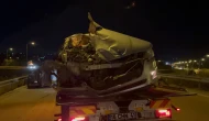 Bursa'da feci kaza! Otomobil kamyona çarptı: 2 kişi yaralandı!