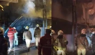 Ümraniye'de korkutan yangın: Gecekondu ve park halindeki otomobil yandı!