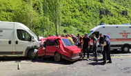 Erzurum'da minibüs ile otomobil kafa kafaya çarpıştı: Araçlar hurdaya döndü, 1 ölü!