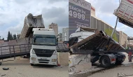Adana'da feci kaza: Damperi açılan tır, üst geçidi kopardı!