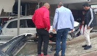 Sancaktepe'de feci kaza: Otomobil telefoncuya daldı!