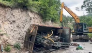 Artvin'de iş makinesi devrildi: 1 ölü, 2 yaralı!