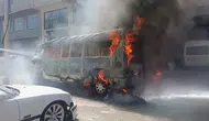 Denizli'de yangın: Seyir halindeki minibüs alevlere teslim oldu