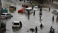Sel ve fırtınaya kapılan 8 kişi hayatını kaybetti