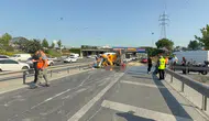 Bahçelievler'de yolu kapatan kaza: Beton mikseri devrildi!