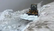 Rize’nin zirvelerine yaz gelmedi: Yayla yollarında karla mücadele sürüyor