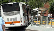 Eskişehir'de bir otobüs, tramvay durağına daldı: 2 yaralı