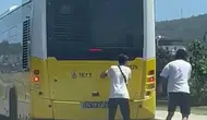 Kartal Köprüsü'nde korku dolu anlar: 2 patenli genç, trafiği tehlikeye attı