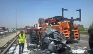 TEM Otoyolu'nda zincirleme kaza! Otomobil tır ile kamyon arasında kaldı: 2 yaralı