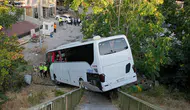 Maltepe'de servis otobüsü köprülü kavşaktan düştü: 8 yaralı