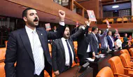CHP'li vekiller TBMM Genel Kurulu’nda protesto eylemi gerçekleştirdi