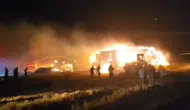 Siirt'in Kurtalan ilçesindeki saman yangına müdahale sürüyor