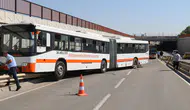 Eskişehir’de belediye otobüsü bariyerde askıda kaldı! Trafik felç oldu