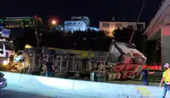 Kağıthane'de feci kaza! Hafriyat kamyonu bariyerlere çarpıp devrildi