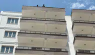 Adıyaman’da paralarını alamayan iki işçi binanın tepesine çıktı