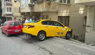 Küçükçekmece'de korkutan kaza: Freni patlayan taksi, duvarda asılı kaldı