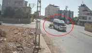 Hatay'da feci kaza: Motosiklet, minibüse ok gibi saplandı!