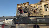 Adana'da tarihi binanın çatısı çöktü, ekipler tahtaları kesti