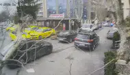 Sarıyer'de kuvvetli rüzgar nedeniyle çınar ağacı otomobilin üstüne devrildi