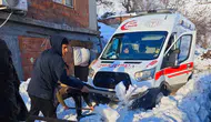Adıyaman'da ambulans karda mahsur kaldı, vatandaşlar yolu açtı