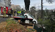 Sarıyer’de akılalmaz kaza: Vitesleri karıştırdı, kamelyanın üzerine uçtu!