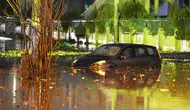 İzmir'de kuvvetli yağış ve fırtına çilesi: Sokaklar su altında kaldı