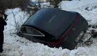 Kartalkaya yolunda kar engeli: Lüks otomobil yoldan çıkarak kara saplandı