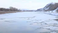 Türkiye'nin en uzun nehri Kızılırmak buz tuttu
