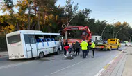 Antalya'da yolcu midibüsü ve otomobil çarpıştı: 3 kişi yaralandı