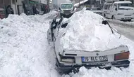 Muş'ta çatıdan düşen kar kütlesi, park halindeki otomobili hurdaya çevirdi
