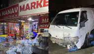 Arnavutköy'de minibüs markete daldı: Müşteri olmaması büyük bir faciayı önledi