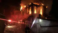 Kastamonu'da üç katlı tarihi konak alev alev yandı