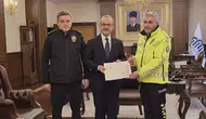 Malatya Valisi Yavuz, üşüyen çocuğa çorabını veren polisi teşekkür plaketiyle onurlandırdı