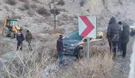 Erzurum'da buzlanma kazası: Otomobil araziye uçtu!