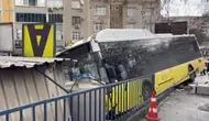 Esenler’de İETT otobüsü otoparka daldı! Çok sayıda araçta hasar var