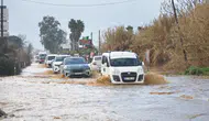 İzmir Ödemiş'te sağanak etkili oldu, araçlar yolda kaldı