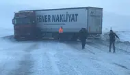 Ardahan'da karda tır kaydı, yol trafiğe kapandı