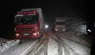 Ardahan'da kar etkisi : Türkgözü-Posof-Damal kara yolu tır geçişlerine kapatıldı