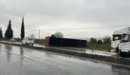 Denizli'de kaza : Tırın dorsesi yola savruldu