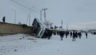 Ağrı'nın Patnos ilçesinde yolcu otobüsünün devrilmesi sonucu 16 kişi yaralandı