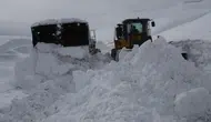 Hakkari’de karla mücadelede ekipler seferber oldu : 143 yerleşim yerinin yolu ulaşıma açıldı